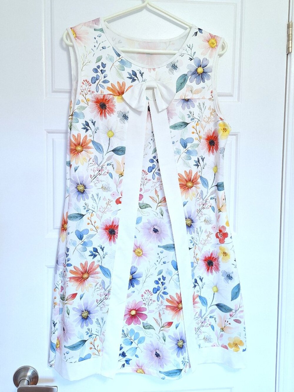 New sleeveless floral dinner dress